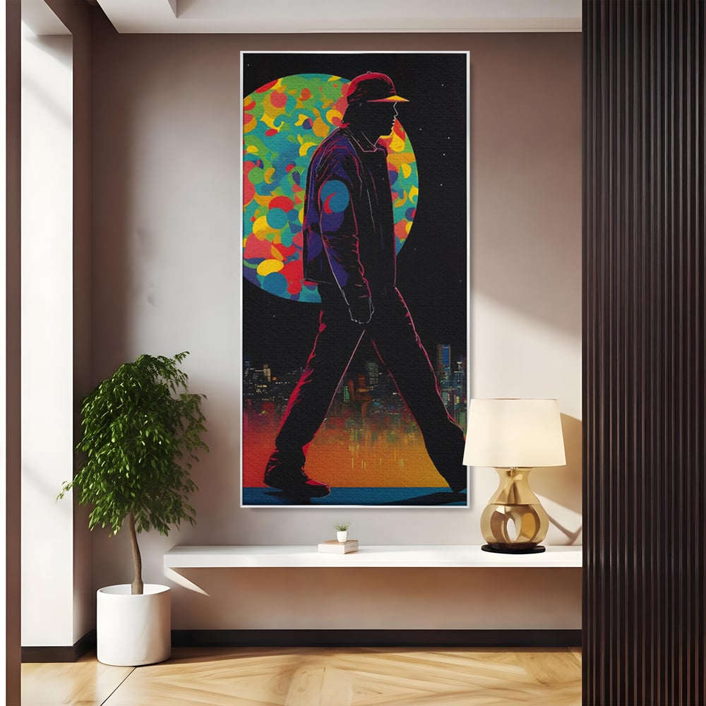 Tablou canvas cu silueta unui barbat mergand pe fundal urban, in rama de aluminiu argintiu